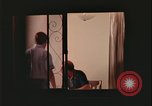 Immagine di notte finestre appartamento United States USA, 1977, secondo 26 filmato di repertorio 65675078432