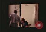 Immagine di notte finestre appartamento United States USA, 1977, secondo 27 filmato di repertorio 65675078432