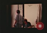 Immagine di notte finestre appartamento United States USA, 1977, secondo 28 filmato di repertorio 65675078432