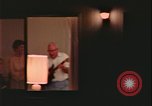 Immagine di notte finestre appartamento United States USA, 1977, secondo 30 filmato di repertorio 65675078432