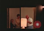 Immagine di notte finestre appartamento United States USA, 1977, secondo 31 filmato di repertorio 65675078432