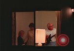 Immagine di notte finestre appartamento United States USA, 1977, secondo 32 filmato di repertorio 65675078432