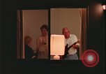 Immagine di notte finestre appartamento United States USA, 1977, secondo 34 filmato di repertorio 65675078432