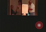 Immagine di notte finestre appartamento United States USA, 1977, secondo 35 filmato di repertorio 65675078432