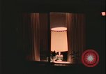 Immagine di notte finestre appartamento United States USA, 1977, secondo 38 filmato di repertorio 65675078432
