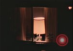 Immagine di notte finestre appartamento United States USA, 1977, secondo 39 filmato di repertorio 65675078432