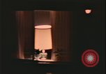 Immagine di notte finestre appartamento United States USA, 1977, secondo 40 filmato di repertorio 65675078432
