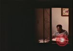 Immagine di notte finestre appartamento United States USA, 1977, secondo 42 filmato di repertorio 65675078432