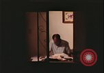 Immagine di notte finestre appartamento United States USA, 1977, secondo 43 filmato di repertorio 65675078432