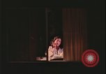 Immagine di notte finestre appartamento United States USA, 1977, secondo 48 filmato di repertorio 65675078432