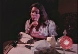 Immagine di notte finestre appartamento United States USA, 1977, secondo 51 filmato di repertorio 65675078432