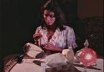 Immagine di notte finestre appartamento United States USA, 1977, secondo 52 filmato di repertorio 65675078432