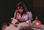Immagine di notte finestre appartamento United States USA, 1977, secondo 53 filmato di repertorio 65675078432