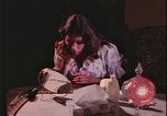 Immagine di notte finestre appartamento United States USA, 1977, secondo 54 filmato di repertorio 65675078432