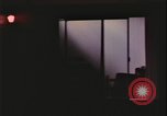 Immagine di notte finestre appartamento United States USA, 1977, secondo 59 filmato di repertorio 65675078432