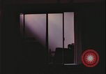Immagine di notte finestre appartamento United States USA, 1977, secondo 60 filmato di repertorio 65675078432