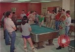 Immagine di i soldati giocano United States USA, 1977, secondo 3 filmato di repertorio 65675078435