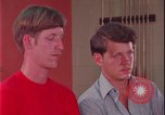 Immagine di i soldati giocano United States USA, 1977, secondo 15 filmato di repertorio 65675078435
