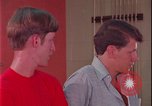 Immagine di i soldati giocano United States USA, 1977, secondo 17 filmato di repertorio 65675078435