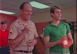 Immagine di i soldati giocano United States USA, 1977, secondo 18 filmato di repertorio 65675078435