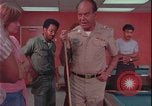 Immagine di i soldati giocano United States USA, 1977, secondo 23 filmato di repertorio 65675078435