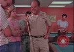 Immagine di i soldati giocano United States USA, 1977, secondo 24 filmato di repertorio 65675078435