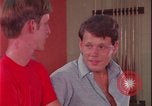 Immagine di i soldati giocano United States USA, 1977, secondo 30 filmato di repertorio 65675078435