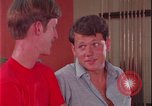 Immagine di i soldati giocano United States USA, 1977, secondo 33 filmato di repertorio 65675078435
