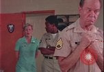 Immagine di i soldati giocano United States USA, 1977, secondo 41 filmato di repertorio 65675078435
