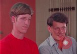 Immagine di i soldati giocano United States USA, 1977, secondo 47 filmato di repertorio 65675078435