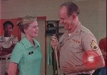 Immagine di i soldati giocano United States USA, 1977, secondo 49 filmato di repertorio 65675078435