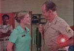 Immagine di i soldati giocano United States USA, 1977, secondo 50 filmato di repertorio 65675078435