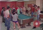 Immagine di i soldati giocano United States USA, 1977, secondo 55 filmato di repertorio 65675078435
