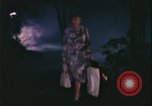 Standbild Ältere Frau United States USA, 1977, aus Sekunde 27 historischem Filmmaterial Videoclip 65675078437