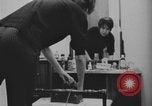 Standbild Ein Teenager-Paar Kanada, 1968, aus Sekunde 58 historischem Filmmaterial Videoclip 65675078440