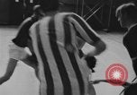 Standbild Hockey im Innenbereich Kanada, 1968, aus Sekunde 5 historischem Filmmaterial Videoclip 65675078441