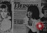 Standbild Zeitschriften für Erwachsene Montreal Kanada, 1968, aus Sekunde 11 historischem Filmmaterial Videoclip 65675078442