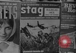 Standbild Zeitschriften für Erwachsene Montreal Kanada, 1968, aus Sekunde 26 historischem Filmmaterial Videoclip 65675078442