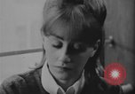 Standbild Mädchen im Teenageralter Kanada, 1968, aus Sekunde 20 historischem Filmmaterial Videoclip 65675078443