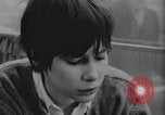 Standbild Mädchen im Teenageralter Kanada, 1968, aus Sekunde 49 historischem Filmmaterial Videoclip 65675078443