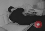 Standbild Ein Teenager-Paar Kanada, 1968, aus Sekunde 24 historischem Filmmaterial Videoclip 65675078447