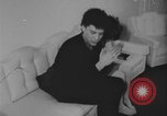 Standbild Ein Teenager-Paar Kanada, 1968, aus Sekunde 30 historischem Filmmaterial Videoclip 65675078447