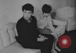 Standbild Ein Teenager-Paar Kanada, 1968, aus Sekunde 36 historischem Filmmaterial Videoclip 65675078447