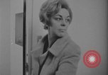 Standbild Ein Teenager-Paar Kanada, 1968, aus Sekunde 46 historischem Filmmaterial Videoclip 65675078447