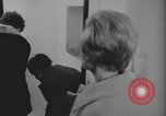 Standbild Ein Teenager-Paar Kanada, 1968, aus Sekunde 52 historischem Filmmaterial Videoclip 65675078447