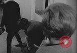 Standbild Ein Teenager-Paar Kanada, 1968, aus Sekunde 53 historischem Filmmaterial Videoclip 65675078447