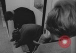Standbild Ein Teenager-Paar Kanada, 1968, aus Sekunde 55 historischem Filmmaterial Videoclip 65675078447