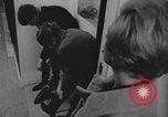 Standbild Ein Teenager-Paar Kanada, 1968, aus Sekunde 59 historischem Filmmaterial Videoclip 65675078447