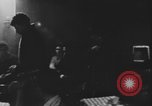 Standbild Gitarre singen Volksmusik Kanada, 1968, aus Sekunde 50 historischem Filmmaterial Videoclip 65675078448