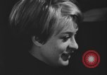 Standbild Gitarre singen Volksmusik Kanada, 1968, aus Sekunde 55 historischem Filmmaterial Videoclip 65675078448